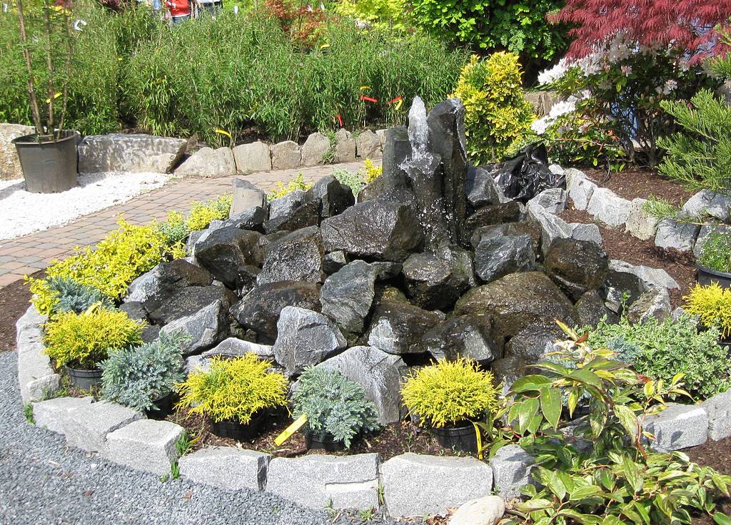Quellbrunnen aus Basaltbruch | Haufler Baumschule und Gartengestaltung
