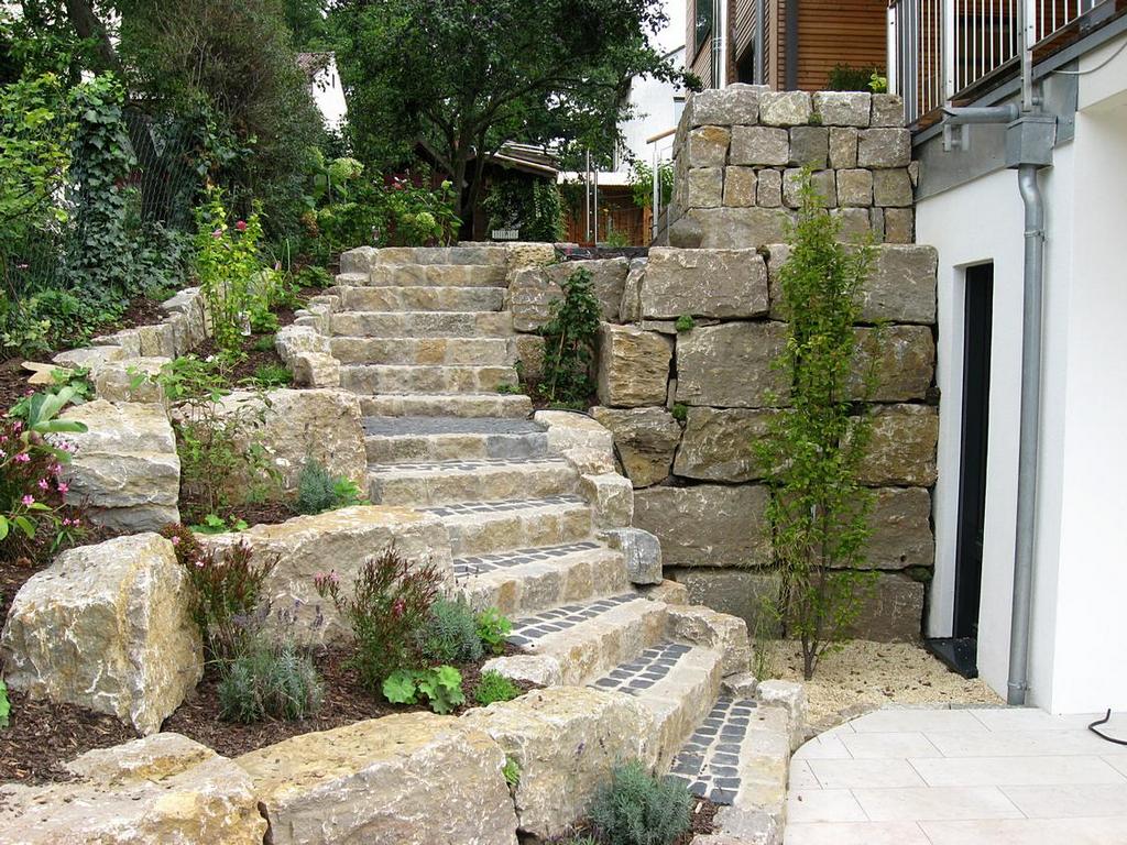Steile Treppe aus Basalt und Naturstein | Haufler Baumschule und