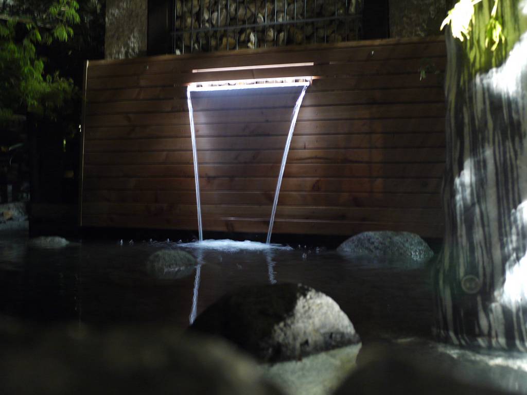 In der Dämmerung wird der Wasserfallbrunnen beleuchtet.