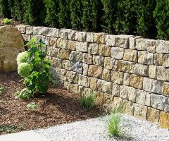 Trockenmauer aus Naturstein aus grob behauenen Steinblöcken