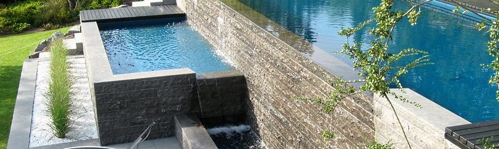 Schwimmbad im Garten am Hang auf zwei Ebenen