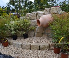 Mediterranes Ambiente durch den gemauerten Amphorenbrunnen