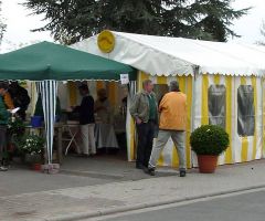 Kaffee und Kuchen sowie Gegrilltes und Getränke stärken die Besucher des Tags der Offenen Tür.