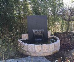 Halbrunder Brunnen mit Wasserfall