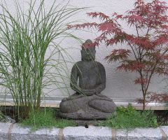 Buddhafigur im asiatischen Garten