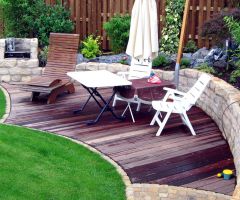 Ruheplatz als Terrasse im Garten