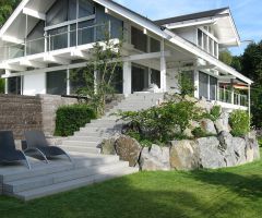 Behauene Blocksteine vor Hochterrasse