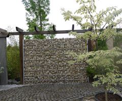 Gabione mit Pergola-Element