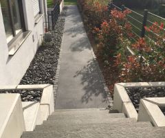 Moderner Gartenweg mit klaren Strukturen